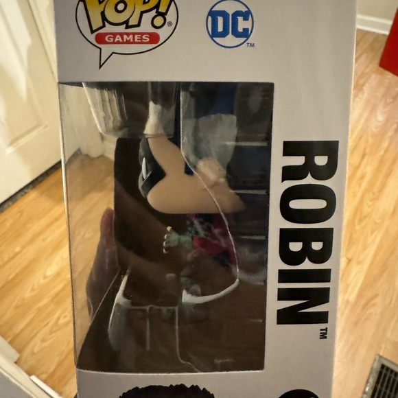 Robin funko pop - Picture 5 of 7